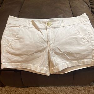 American eagle, size 6, white shorts